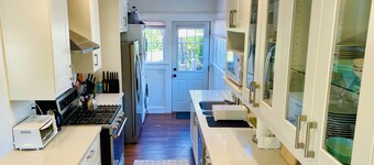 Bebedeux - Charming & Clean Classic in the Fab 40s 

