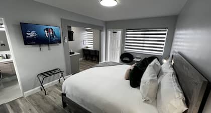 Cozy Beachside Modern Boutique Hotel Suite with Kitchen - by Oceano Suites