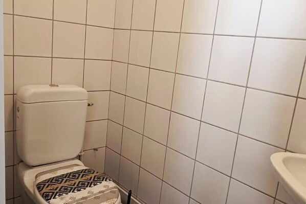 Hårføner, håndklær, såpe og toalettpapir