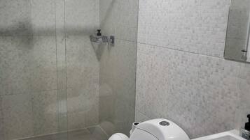 Doccia, asciugacapelli, asciugamani, sapone
