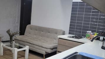 Refrigerador, cafetera y tetera y utensilios de cocina