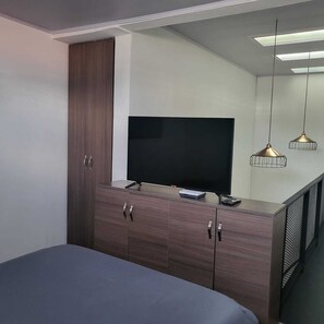 1 slaapkamer, een strijkplank/strijkijzer, gratis wifi, beddengoed