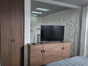 1 slaapkamer, een strijkplank/strijkijzer, gratis wifi, beddengoed