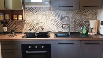 Fridge, oven, stovetop, dishwasher