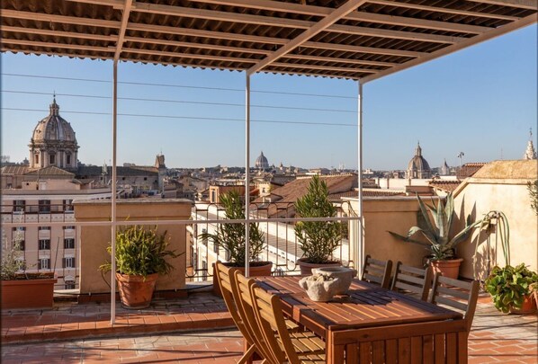 Outdoor dining - iFlat | Penthouse Overlooking Rome (Roma)