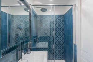 Bruser, bidet, håndklæder, Toiletpapir