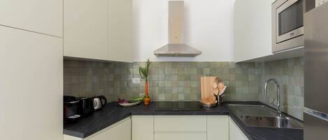 Kühlschrank, Ofen, Wasserkocher mit Kaffee-/Teezubehör