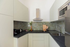 Kjøleskap, ovn, kaffetrakter/tekoker og brødrister