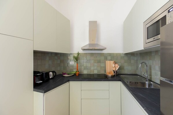 Refrigerador, horno, cafetera/tetera, utensilios de cocina