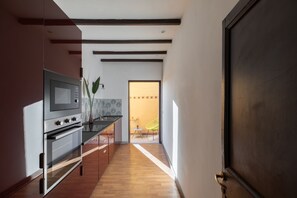 Kjøleskap, mikrobølgeovn, ovn og kokeplater