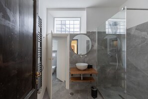 Douche, sèche-cheveux, bidet, serviettes fournies