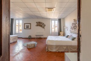 4 makuuhuonetta, silitysrauta/-lauta, Wi-Fi, vuodevaatteet