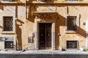Exterior detail - iFlat | Domus Lupa, The Great Beauty (Roma)