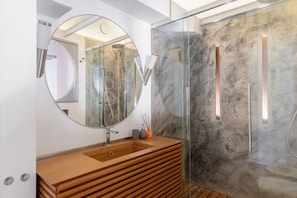 Douche, sĂšche-cheveux, bidet