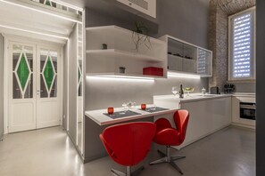 Kjøleskap, ovn, kokeplater og kaffetrakter/tekoker