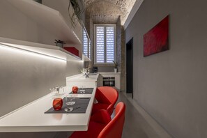 Réfrigérateur, four, plaque de cuisson, cafetière/bouilloire