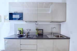 Refrigerador, microondas, placa de cocina, cafetera/tetera