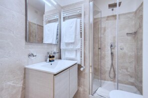Shower, hair dryer, bidet, towels - iFlat | Trevi's Sweet Paradise (Roma)