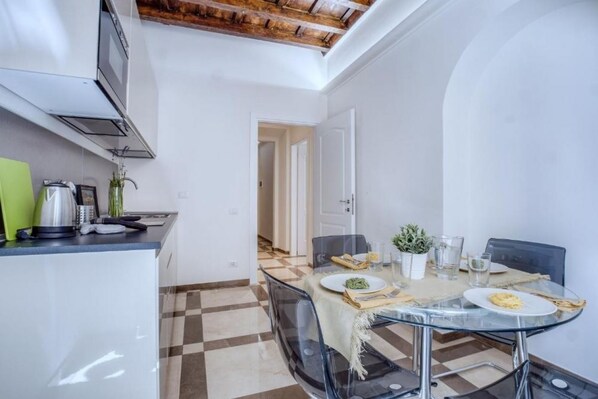 Dining - iFlat | Trevi's Sweet Paradise (Roma)