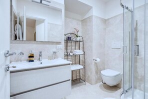 Bruser, hårtørrer, bidet, håndklæder
