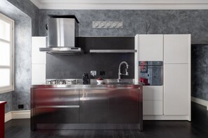 Kjøleskap, oppvaskmaskin, vannkoker og brødrister