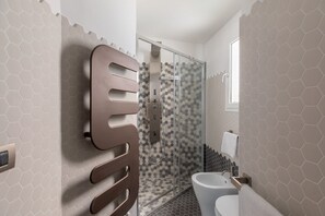 Dusche, Bidet, Handtücher, Toilettenpapier