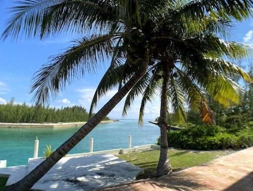 6br/5b Beautiful Waterfront Lux Home w/ Ocean View
