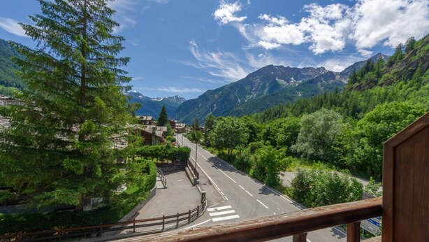A mountain road with a pedestrian crossing, surrounded by greenery and mountains. -  CHALET PONTAL 5 - Relax with a beautiful view of the mountains (Courmayeur)