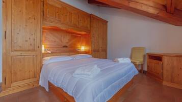 2 bedrooms, iron/ironing board, WiFi