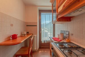 Kylskåp, ugn, diskmaskin och brödrost