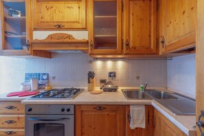 Kylskåp, ugn, diskmaskin och brödrost