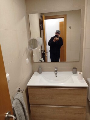 シャワー、ヘアドライヤー、ビデ、タオル