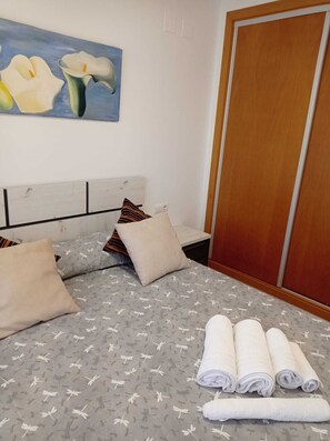 2 室のベッドルーム、アイロン / アイロン台、WiFi (無料)、ベッドシーツ