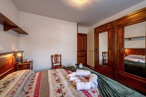 2 bedrooms, iron/ironing board, bed sheets