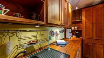 Een koelkast, een microgolfoven, een kookplaat, een vaatwasser