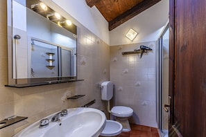 Chuveiro, secador de cabelo, bidê