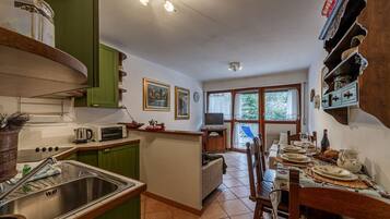 Fridge, oven, stovetop