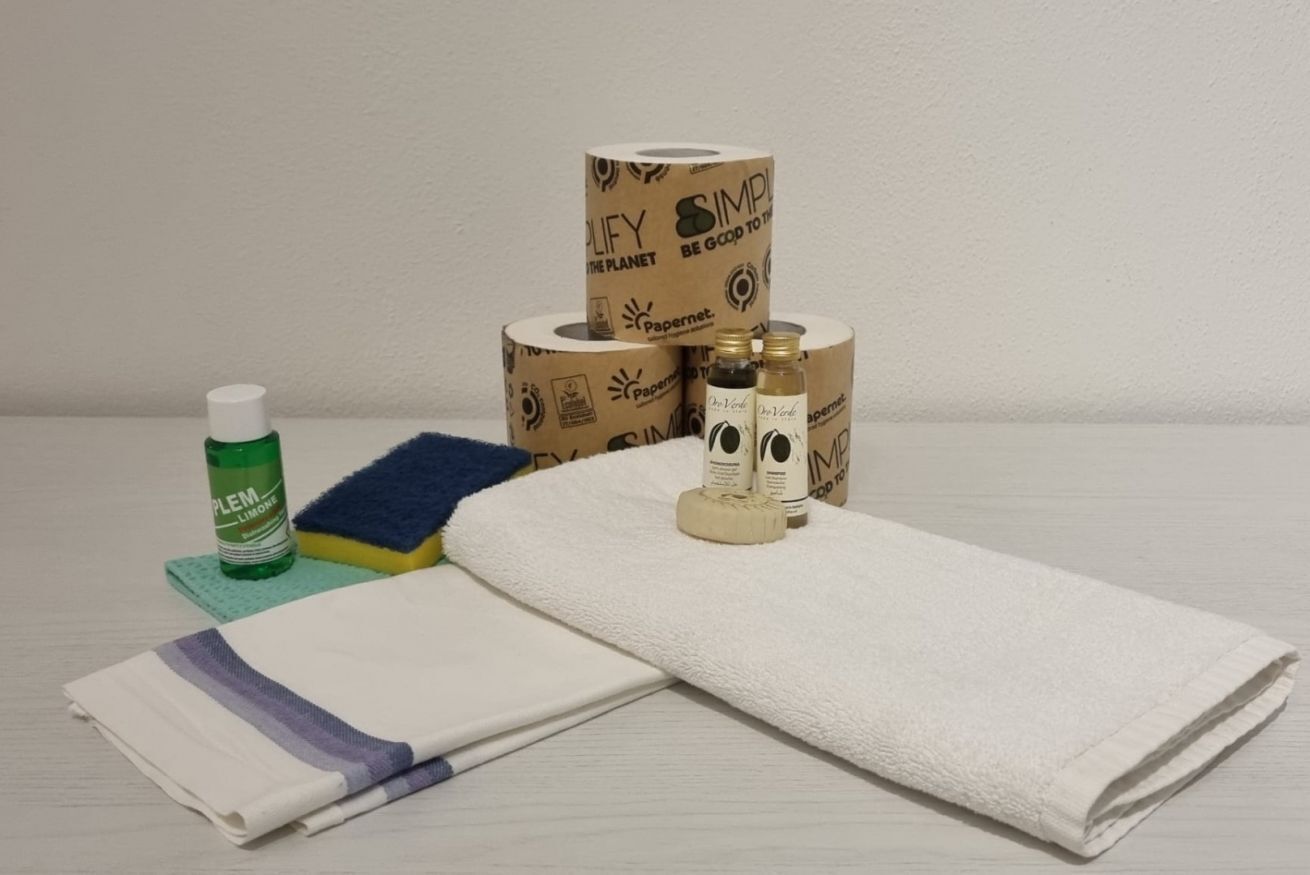 Een douche, een haardroger, een bidet, shampoo