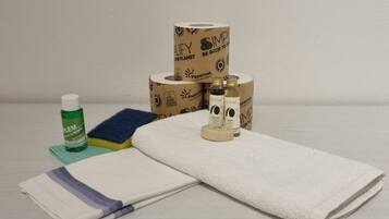 Een douche, een haardroger, een bidet, shampoo