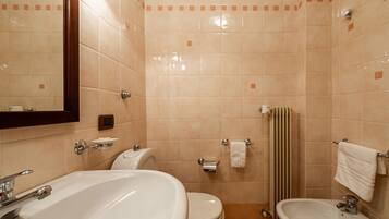 Dusche, Haartrockner, Bidet