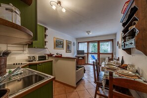 Køleskab, mikrobølgeovn, kogeplade, kaffe-/temaskine