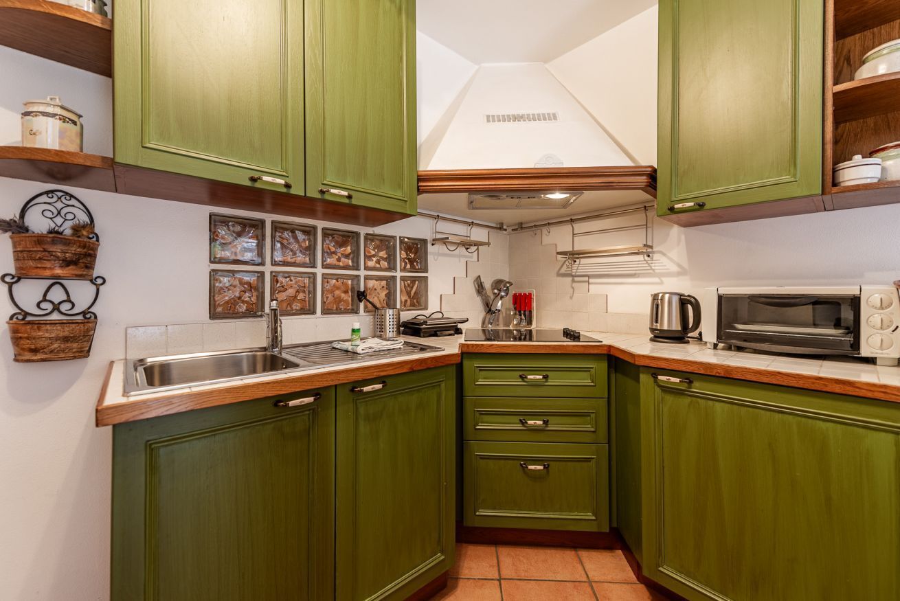 Kühlschrank, Mikrowelle, Herdplatte, Wasserkocher mit Kaffee-/Teezubehör