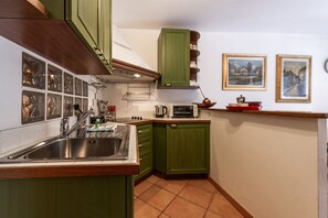 Køleskab, mikrobølgeovn, kogeplade, kaffe-/temaskine