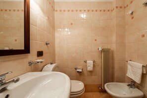 Douche, sèche-cheveux, bidet, shampoing