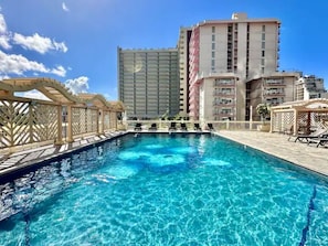 Pool - Waikiki Beach 41 FL 1BR Condo (Honolulu)