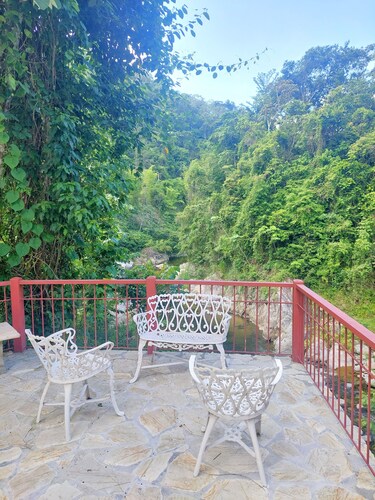 Pet Friendly Studio Next to the River, Mountain View, Wifi, Equipped Kitchen