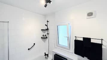 House | Bathroom | Combined shower/bathtub, deep-soaking bathtub, hair dryer, towels