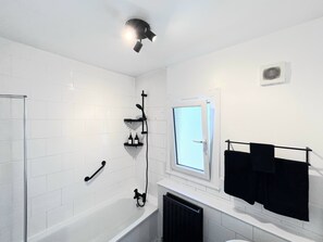 House | Bathroom | Combined shower/bathtub, deep-soaking bathtub, hair dryer, towels - Charming London Home for a Romantic Getaway (London)