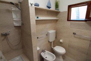 Dusche, Haartrockner, Bidet, Handtücher