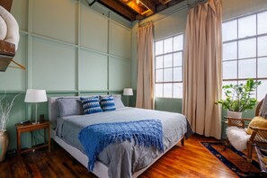 1 chambre, bureau, fer et planche à repasser, lit parapluie